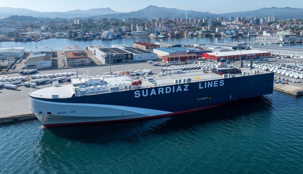 Buque de Suardiaz Lines atracado en puerto para servicios de transporte marítimo